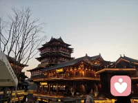 你不用假装坚强，
也不用事事都自己扛。
 
我愿意做你情绪的容器，
听你没说出口的心事，
陪你走过最难熬的时刻。
 
有人倾听，就是最好的治愈配图