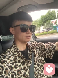 感觉现在的男生都不想找对象，害怕被伤害，对自己的颜值不自信，对自己的经济条件没底气，认为现在的女生都很现实，很物资。

其实归根结底就是自己不够自信，不敢突破自己，追女生其实没那么难，并不需要多帅多有钱，越是漂亮的女生越好追，因为大家都认为漂亮的女生都有对象，怕追不到，所以都不敢去追，其实只要人品没问题的女生，你主动出击，多一点关心和陪伴，多陪她聊聊天，可以幽默风趣一点点，女生只要不反感你，是有很多被感动的窗口期的。
