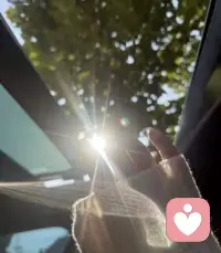 世界很吵，我愿意安静听你说
窗边有光，心里有暖
用心倾听，温柔陪伴配图