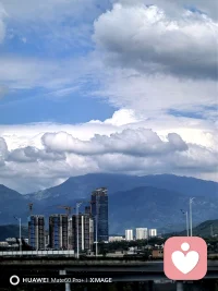 杨绛先生曾说过一段戳中无数妈妈的话：一辈子都没弄明白，你只是孩子的母亲，是老公的合作伙伴，在这个世界上，终其一生都是你一个人。身边太多妈妈，自从有了孩子、成了家，就慢慢弄丢了自己。她们把所有精力都放在孩子身上，操心吃喝拉撒，焦虑学业成长，把“妈妈”这个身份，活成了自己的全部。又把老公当成依靠，事事迁就，慢慢忘了自己喜欢什么，想要什么，甚至不敢有自己的情绪和追求。其实妈妈从来不是超人，也不该是谁的附属品。你是孩子的母亲，但不是孩子的保姆，不必事事包办，给孩子成长的空间，也给自己留有余地。你是老公的合作伙伴，不是他的附属，彼此并肩同行，而非单方面付出、妥协。这辈子，我们最先该做的，是做自己。不用苛责自己做到完美，不用把所有期待都寄托在别人身上。好好爱自己，有自己的喜好，有自己的节奏，才是妈妈最好的状态。毕竟，终其一生，陪我们走到最后的，从来都是我们自己。