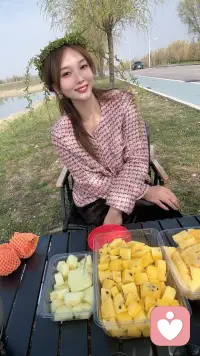 成年人的世界，各有各的难言之隐，各有各的身不由己，那些不能述说的心事，无人共鸣的情绪，有人放在了酒里，有人放在了音乐里，有人放在深夜里……”配图