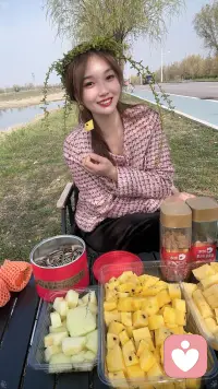 成年人的世界，各有各的难言之隐，各有各的身不由己，那些不能述说的心事，无人共鸣的情绪，有人放在了酒里，有人放在了音乐里，有人放在深夜里……”配图