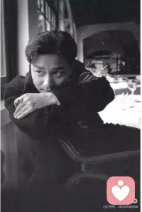 你说程蝶衣，大家都说那就是你。

可我觉得不对。

程蝶衣是被困住的，你不是。

你演过的每一个角色，都是你把自己活到了极致——何宝荣的任性，宁采臣的纯真，欧阳锋的孤独，阿飞的叛逆。

心理学里说，一个人不敢承认自己，是因为那些部分曾被否定、被推开。可你不一样。你一次次允许那些“不被允许”的部分活出来，用生命为每一个角色注入灵魂。

那不是扮演。那是你把心里的某一块，真真切切地交了出去。

你把它们活到极致，然后放下，继续往前走。

这一点，你比大多数人勇敢。也正因为你如此真诚地活过，我们才在每一个角色里，都看见了——不是程蝶衣，不是何宝荣，而是独一无二的你。

能认领全部的自己，也能好好告别。这，才是真正的自由。

谢谢你，哥哥。张国荣配图