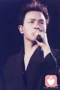 你说程蝶衣，大家都说那就是你。

可我觉得不对。

程蝶衣是被困住的，你不是。

你演过的每一个角色，都是你把自己活到了极致——何宝荣的任性，宁采臣的纯真，欧阳锋的孤独，阿飞的叛逆。

心理学里说，一个人不敢承认自己，是因为那些部分曾被否定、被推开。可你不一样。你一次次允许那些“不被允许”的部分活出来，用生命为每一个角色注入灵魂。

那不是扮演。那是你把心里的某一块，真真切切地交了出去。

你把它们活到极致，然后放下，继续往前走。

这一点，你比大多数人勇敢。也正因为你如此真诚地活过，我们才在每一个角色里，都看见了——不是程蝶衣，不是何宝荣，而是独一无二的你。

能认领全部的自己，也能好好告别。这，才是真正的自由。

谢谢你，哥哥。张国荣配图