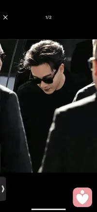 他离开十九年后，长大你才真正听懂那句“我就是我”

小时候，我不懂张国荣。

不懂为什么一个男人穿高跟鞋、留长发，会被那么多人骂。
也不懂，为什么那么多人骂他，却还有那么多人爱他。

后来我长大了。
经历过被误解、被否定，
经历过为了合群而藏起真实的自己，
经历过在深夜问自己一句：
“我这样，是不是错了？”

然后我重新听到他唱：

“我就是我，是颜色不一样的烟火。”

那一瞬间，我哭了。

原来他不是另类，
他是那个替我们所有人站出来的人。
站出来说：不一样，也没关系。
站出来说：哪怕世界不温柔，你也要温柔对自己。

他演过痴情的宁采臣，演过疯魔的程蝶衣，演过血性的宋子杰。
每一个角色都像在替不同的人生呐喊。
可回到现实，他却说：
“我一生未做坏事。”

对啊，他一生没做坏事。
他只是太真实了。
真实到不会讨好，真实到把灵魂都给了舞台，真实到忘了保护自己。

46岁，愚人节。
他跟全世界开了一个最残忍的玩笑。

可这么多年过去了，
我们还在听他的歌，看他的电影，
还在每一个不被理解的时刻，想起他。

因为他给了我们一种力量——
不是教我们怎么成功，
而是教我们怎么在不够温柔的世界上，
仍然温柔地做自己。

如果你也曾觉得自己格格不入，
如果你也在某个深夜需要一点光，
我想把张国荣的故事，讲给你听。
不是讲他的传奇，是讲他教会我们的那件事：

你不需要活成别人期待的样子。
你只需要，活成你真正喜欢的样子。配图