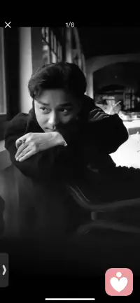 他离开十九年后，长大你才真正听懂那句“我就是我”

小时候，我不懂张国荣。

不懂为什么一个男人穿高跟鞋、留长发，会被那么多人骂。
也不懂，为什么那么多人骂他，却还有那么多人爱他。

后来我长大了。
经历过被误解、被否定，
经历过为了合群而藏起真实的自己，
经历过在深夜问自己一句：
“我这样，是不是错了？”

然后我重新听到他唱：

“我就是我，是颜色不一样的烟火。”

那一瞬间，我哭了。

原来他不是另类，
他是那个替我们所有人站出来的人。
站出来说：不一样，也没关系。
站出来说：哪怕世界不温柔，你也要温柔对自己。

他演过痴情的宁采臣，演过疯魔的程蝶衣，演过血性的宋子杰。
每一个角色都像在替不同的人生呐喊。
可回到现实，他却说：
“我一生未做坏事。”

对啊，他一生没做坏事。
他只是太真实了。
真实到不会讨好，真实到把灵魂都给了舞台，真实到忘了保护自己。

46岁，愚人节。
他跟全世界开了一个最残忍的玩笑。

可这么多年过去了，
我们还在听他的歌，看他的电影，
还在每一个不被理解的时刻，想起他。

因为他给了我们一种力量——
不是教我们怎么成功，
而是教我们怎么在不够温柔的世界上，
仍然温柔地做自己。

如果你也曾觉得自己格格不入，
如果你也在某个深夜需要一点光，
我想把张国荣的故事，讲给你听。
不是讲他的传奇，是讲他教会我们的那件事：

你不需要活成别人期待的样子。
你只需要，活成你真正喜欢的样子。配图
