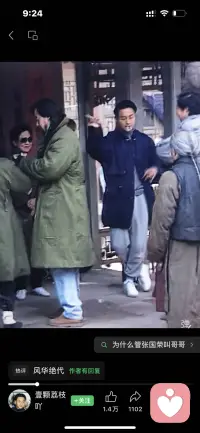 他离开十九年后，长大你才真正听懂那句“我就是我”

小时候，我不懂张国荣。

不懂为什么一个男人穿高跟鞋、留长发，会被那么多人骂。
也不懂，为什么那么多人骂他，却还有那么多人爱他。

后来我长大了。
经历过被误解、被否定，
经历过为了合群而藏起真实的自己，
经历过在深夜问自己一句：
“我这样，是不是错了？”

然后我重新听到他唱：

“我就是我，是颜色不一样的烟火。”

那一瞬间，我哭了。

原来他不是另类，
他是那个替我们所有人站出来的人。
站出来说：不一样，也没关系。
站出来说：哪怕世界不温柔，你也要温柔对自己。

他演过痴情的宁采臣，演过疯魔的程蝶衣，演过血性的宋子杰。
每一个角色都像在替不同的人生呐喊。
可回到现实，他却说：
“我一生未做坏事。”

对啊，他一生没做坏事。
他只是太真实了。
真实到不会讨好，真实到把灵魂都给了舞台，真实到忘了保护自己。

46岁，愚人节。
他跟全世界开了一个最残忍的玩笑。

可这么多年过去了，
我们还在听他的歌，看他的电影，
还在每一个不被理解的时刻，想起他。

因为他给了我们一种力量——
不是教我们怎么成功，
而是教我们怎么在不够温柔的世界上，
仍然温柔地做自己。

如果你也曾觉得自己格格不入，
如果你也在某个深夜需要一点光，
我想把张国荣的故事，讲给你听。
不是讲他的传奇，是讲他教会我们的那件事：

你不需要活成别人期待的样子。
你只需要，活成你真正喜欢的样子。配图