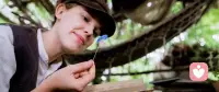 伊诺拉她妈教她的那些事，细想特别温柔。

不是教她怎么讨人喜欢，是教她摔倒了怎么自己爬起来。不是教她听话，是陪她把书房的书一本本读完，把化学实验做得满屋子烟，然后母女俩隔着护目镜相视一笑。

这些看似“不女孩子”的东西，其实是她妈最深的心意：哪天我不在你身边了，你也能自己行。

所以姑娘，珍惜自己，不是非得浑身带刺。是你知道自己的感受很珍贵，自己的想法很值钱。

温柔和勇敢从来不矛盾。你可以独立，也可以柔软。像伊诺拉，可能没有那么淑女，也不耽误对世界抱有善意。你本来就很好，值得被自己好好对待。

推荐大家看《福尔摩斯小姐》，青少年应该蛮喜欢的😁配图