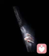 宽门很热闹，却最易走散。别人的期待、温柔乡的诱惑，每一样都能让你偏离。窄门不同，它逼你面对最真实的自己——那些贪念、脆弱，无处可藏。

但正是这种“熬”，让你长出真正的内核。痛苦会过去，“真结晶”会留下——那是谁也拿不走的洞察与力量。

别怕孤独。最艰难的路，恰是通往幸福的捷径。越早选择，越早自由。你一个人走，但你会成为那个真正能接住自己的人。配图