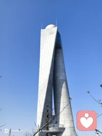 以前觉得沟通很重要，后来发现共鸣才是绝杀。也渐渐明白，人和人的争辩是没有意义的。每个人都只活在自己的认知里，你不必把时间浪费在向一个不懂你的人解释你的全世界。不是所有表达都需要回应，不是所有理解都需要强求，若无共鸣，沉默即安。配图