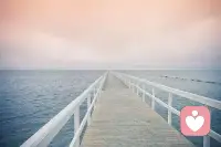 生命不是一场赛跑，而是一次旅行。比赛在乎终点，而旅行在乎沿途风景，好心情才会有好风景。不要因为世界太过复杂，而背叛了你自己的单纯……