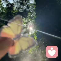 生活催着我们长大，
可心底的小孩，
一直不愿离场。

愿每一个长大的我们，
都能被童心治愈，
每天被快乐包围。配图