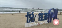 为什么说爱情是一个人的第二次童年？你以为自己是在和一个成年人谈恋爱，但爱到深处，真正进入关系的往往是你心里那个最早受过伤的小孩。所以你会突然变得敏感，突然很怕失去，突然因为一句话、一个表情、一次冷淡，就像被丢回了小时候。这不是你变幼稚了，是亲密关系打开了你最深的防御。

一个人在不够安全的关系里，很会装大人，理性、克制、懂事、无所谓。可一旦他真的爱上一个人，他就会开始期待：你能不能懂我？你能不能接住我？你能不能在我不完美的时候也不要离开？

说到底，我们在爱情里等的常常不只是一个恋人，我们还在等一个理想父母。如果你的童年是安全的，你退回去的就是柔软、信任和依恋；可如果你的童年充满否定、忽视和情绪暴力，你退回去的就可能是试探、委屈和恐惧。

于是很多关系最残酷的地方就出现了：你越亲密，越容易失控；你越爱一个人，越容易把最难爱的自己带出来。不是你故意搞砸关系，而是那个从小没被好好对待的你，终于在爱情里冒了出来。

所以很多人一遍遍爱错人，一遍遍进入相似的关系，不是因为不长记性，而是你在用重复试图完成一次治疗。你在等一个人，能在你最脆弱、最不像成年人的时候依然留下来。

但这里有一个真相：恋人可以爱你，但恋人不是治疗师；爱情可以照亮伤口，但不能替你完成疗愈。当你把治好我的任务交给一段关系，这段关系从一开始就会超载。

真正成熟的亲密关系，不是让对方永远当你的理想父母，而是你终于看见：...