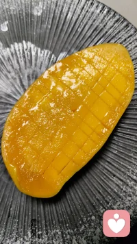 今天的踏实感是儿子给的
​晚上有点事耽搁了，给儿子打电话让早点回家给爷爷奶奶做饭
​对于撒欢玩儿的孩子来说，临时安排应该是带脾气的，结果没有任何拒绝，情绪平稳的告诉我已到家
晚上回家刚刚停好车，儿子打电话问：妈这么晚了，你还没来吗？
我说我刚到单元门口呀
然后孩子出门帮忙拎东西，我随口说了一句：今天有点累想泡个脚
到家后：儿子直接帮忙烧水，甚至还切好芒果的
人累但心得以安慰，有儿子托底的生活也是爽歪歪[爱心][爱心][爱心][爱心][太阳][太阳][太阳][太阳][太阳]
​配图