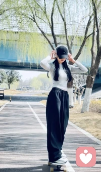 早晨的风都是甜的，小练一下我的滑板。配图