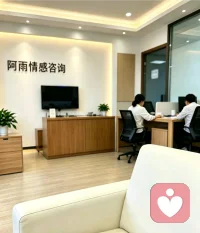 我是阿雨情感
走出精神内耗
 
精神内耗，说白了就是自已心里的戏太多了。言未出，结局已演千百遍；身未动，心中已过万重山；行未果，假象苦难愁不展；事已毕，过往仍在脑中演。
 
在每个阶段每个人都会陷人这种内耗，这很正常，但也要及时走出来。
 
精神内耗可能有两种原因，一种是自私而不自知，另一种是精神上过分追求完美，行动跟不上想法，还急于求成，最后造成焦虑不安。
 
走出精神内耗最好的方式是理解、接受、放下和改变； 最重要的不是想，而是要自我行动。配图