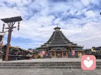 我是阿雨情感
雨之心
人们常说修行，那修行到底修什么？修行就是在父母面前修孝道，婚姻面前修忠诚，孩子面前修耐心，朋友面前修人品，在工作面前修担当，在挫折面前修坚韧，在利益面前修清醒，在分歧面前修包容，自己面前修那颗烦躁不安72变的内心。
在繁华中自律，在落魄中自愈。见天地懂敬畏，所以谦卑；见众生懂怜悯，所以宽容；见自己之归途，所以豁达。修行的首要目标，是唤醒被尘世蒙蔽的本心。在纷繁复杂的现代社会中，人们常被欲望、焦虑、执念所困，心随境转，难以自主。修行，正是通过冥想、内省、止观等方法，让人从“无明”中觉醒，看清自己真实的心念与情绪，从而不再被外境所奴役。正如禅宗所言：“明心见性”，唯有照见本心，才能了悟生命的本来面目。
真正的修行，不止于自我解脱。当一个人看清了生命的真相，自然会生起对众生的悲悯。佛教讲“慈悲喜舍”，道家讲“上善若水”，儒家讲“仁者爱人”，都指向一种超越小我的大爱。修行者在自利的同时，更致力于利他，以言行温暖世间，以智慧照亮他人。这种慈悲不是同情，而是深刻理解“众生一体”后的自然流露。
修行，最终追求的，是成为真正的自己——那个本自具足、清净自在、大爱智慧的自己。配图