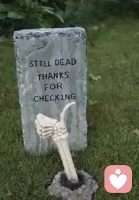 每日正能量：各位有寻死想法的建议再等一等，现在墓地快比房子贵了😃