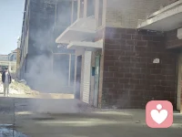 偶遇！很普通的一个旧小区，新搬家的住户也一样要放鞭炮，再由女主人把锅端进去。我猜想，进门她应该会先烧一锅热水，温锅起灶～～其实，不管世界多诡辩！这就是平凡的大多数，生活里的烟火气！