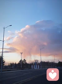 你看那朵云！线上倾听师这个行业很有趣，来访者可能是某领域的精英，可能是平凡的世界里那个无措的少年，也可能是因爱而爱，因爱而恨的小姑娘，在你来我往的交谈里，共同治愈，共同成长！配图