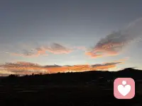 我将围绕生活中的情绪困扰，以温柔治愈的笔触撰写心理安抚文案，传递接纳情绪、善待自己的理念，给人温暖慰藉与前行力量。
温柔拥抱自己，与情绪安然相处

生活从来都不是一路坦途，那些突如其来的疲惫、挥之不去的焦虑、悄然而至的难过，总会在某个瞬间涌上心头，让你觉得喘不过气。或许是工作的压力压得你寸步难行，或许是人际关系的琐碎让你心力交瘁，又或许是对未来的迷茫让你不知所措，你不必强迫自己立刻坚强，也不用逼着自己马上释怀。

请允许自己有脆弱的权利，难过的时候就好好哭一场，疲惫的时候就停下脚步歇一歇。情绪从来都不是洪水猛兽，开心、难过、焦虑、委屈，都是最真实的自己，不用刻意隐藏，更不用自我指责。你不用事事做到完美，不用讨好所有人，不用勉强自己撑起无坚不摧的模样，你可以软弱，可以疲惫，可以有不开心的时刻，这从来都不是缺点，而是生而为人的正常模样。

很多时候，我们总在追赶，总在苛求自己，却忘了好好心疼那个一直在努力的自己。你已经很棒了，就算走得慢一点，就算偶尔犯错，就算没有活成别人期待的样子，也没关系。不必和别人比较，每个人都有自己的节奏，有人光芒万丈，有人默默发光，每一种活法都值得被尊重，每一步前行都有意义。

当你觉得撑不下去的时候，试着放慢脚步，去感受风的温柔，去看看天边的晚霞，去吃一口喜欢的食物，去拥抱身边温暖的人。你不是孤身一人，总有人在意你的喜怒哀乐，总有人包容你的不完美，就算没有，你也可以做自己最坚实的依靠，好好拥抱自己，轻声告诉自己：一切都会过去的。

别害怕眼前的困境，那些难熬的时光，终会成为过往；那些受过的委屈，终会被时光抚平。生活有阴天也有晴天，情绪有低谷也有高潮，没有永远的快乐，也没有永恒的难过。学会与自己和解，接纳不完美的自己，接纳突如其来的情绪，放下心里的包袱，轻装上阵。

从现在起，好好爱自己，照顾好自己的情绪，善待自己的内心。累了就休息，难过就倾诉，不用急着奔跑，不用强迫自己坚强。你值得被温柔以待，首先要被自己温柔以待。愿你能放下焦虑，接纳平凡，在细碎的美好里，慢慢治愈自己，在往后的日子里，内心安宁，从容自在，与所有温柔不期而遇。配图