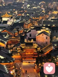 第一种是港湾型女人。就是和他在一起，男人能卸下所有防备，港湾是什么感觉？是外面狂风暴雨，回来就有热饭热菜，有个温暖的拥抱，有个能让他躺平喘口气的地方。简单说就是一个情绪充电宝，一个灵魂休息站。有人可能会说，我凭什么给他当充电宝？他自己不能消化情绪吗？真相是男人的情绪消化系统天生就比女人慢半拍，为什么？因为社会给男人的剧本就是不许哭，要坚强。他从小学会的是憋着、扛着、忍着。小时候摔倒了，妈妈说男子汉不能哭，工作被骂了，同事说，别矫情，压力大到失眠也只能自己熬了。但情绪这东西，憋久了不会消失，只会变成内伤。他心里那个委屈的小男孩，一直没长大，一直在等一个能让他放心哭的地方。有的男人追你的时候成熟稳重，对你嘘寒问暖，你以为捡到宝了，处久了才发现，他对你的依赖更像孩子对妈妈的依赖。他加班晚了回家就想看你亮着灯等他，他项目搞砸了就想听你说没事，有我呢。他喝了酒跟你絮叨当年的委屈，其实不是要你给建议，就是要你摸摸他的头。这种关系听起来像亲情，但里面掺杂着荷尔蒙和占有欲，是一种带着男女之情的高级亲情。那男人这个理想模板从哪来的？从他生命里第一个女人，他妈妈那里来的。他記憶里最安全的感觉就是小时候被妈妈抱在怀里，天塌下来有妈顶着。所以男人终其一生都在找那个能给他妈感的女人，那女人的理想模板从哪儿来？从她父亲那里来，但她看到的父亲永远是顶天立地的样子，看不到父亲在母亲面前脆弱的一面。所以女人容易误判以为男人应该永远强大，不知道强大背后也需要充电。所以说，男人至死是少年，女人是少年的充电站，你既能给他温柔，又能接住他的脆弱，他就离不开你。具体怎么做，就是多给情绪价值，少给解决方案，什么叫情绪价值？就是他跟你吐槽老板傻，你就跟着说确实傻，他说自己好累，你就抱抱他说辛苦了。他迷茫的时候，你别问你打算怎么办，你就说不管你怎么选，我都支持你。让他感觉全世界都质疑我，至少还有你幸福，我输光了所有，回家还有你。什么叫少给解决方案，就是你看他走弯路踩坑了，别急着当人生导师，他这时候需要的不是老师，是战友。你一上来就分析利弊教他做事，他立刻就觉得没意思了，泄气了，甚至烦你了。你本身就有自己的热爱和追求，你的注意力不全在他身上，反而能客观看待他的成长节奏。你愿意给他时间犯错，等他撞了南墙自己回头，这种松弛感会让你们俩都舒服，但这样完美的港湾性能搞定他一辈子吗？不能，因为他会成长，该下一个类型登场了。配图