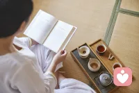 1．倾听，是一把打开心灵之门的钥匙。在喧嚣的世界里，停下脚步，用心去倾听他人的故事，你会发现那些被忽略的美好。
2.倾听，不仅仅是听到声音，更是用心去感受话语背后的情感。当你真正倾听时，你给予的是一份理解，收获的是一份珍贵的情谊。
3．把耳朵借给他人，让倾听成为一种温暖的陪伴。在静静聆听中，为他人的心灵找到一个栖息的港湾。
4．倾听是一场无声的对话，无需言语，却能传递无尽的力量。用你的专注，去接纳他人的喜怒哀乐。5．学会倾听，让每一个声音都有被听到的机会。在这个过程中，你会发现世界的多彩和人性的光辉。6．倾听如同一缕阳光，照亮他人内心的角落。放下自己的偏见和评判，用心去感受每一个倾诉者的独特世界。7．当你倾听时，时间仿佛静止，只有心灵在交流。让倾听成为一种习惯，你会收获更多的信任和尊重。8．倾听是一种艺术，用耐心和真诚去雕琢。在他人的话语中，寻找共鸣，共同奏响生活的乐章。9．给他人一个倾诉的机会，就是给自己一份成长的礼物。倾听他人的经验和教训，让自己的人生更加丰富。10．用倾听化解矛盾，用理解搭建桥梁。在这个充满分歧的世界里，让倾听成为我们沟通的基石配图