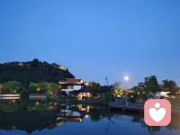 35-45岁，女人落落大方的7个微习惯

亦舒说：真正有气质的女人，从不炫耀自己拥有的一切，她只是从容自在，温柔且坚定。

很多女人觉得落落大方是天生的气质，是外表好看，或者家境物质优越才有的底气。

其实不是的，大方从容从来不是与生俱来的天赋，而是藏在了日常生活中不起眼的一些小习惯中。

你不用刻意伪装，不用勉强自己，慢慢养成这期微习惯，你也能活成从容的模样。

1、遇事不慌，先稳住自己情绪
生活难免遇到糟心事被人误解，计划落空，临时出状况，有些人容易暴躁抱怨，满脸怨气。那么大方的语言中表现沉下心，不发脾气，不乱指责，冷静下来解决问题。
情绪稳定人就是一个人最好的仪态。

2、说话放慢语速
性子急的人总是脱口而出，语言速度会比较快。可以试着刻意放慢说话速度别人讲话是耐心倾听，不随意打断温和的语气从容的姿态一下子就拉满氛围感。

3、坦然接受赞美
别人夸你好看，能干妻子啊，不用慌乱说，没有没有。大早上的数据，谢谢，真诚接纳别人的善意，懂得认可自己，不自卑不扭捏，这份自信就是最好的大方。

4、每天睡前写一件爱自己的事
每天睡前想想今天爱自己的事，可以是做个面膜或者是一顿美食。可以是学了一个新技能，拒绝了一个无理要求。
很多女人不是不会爱自己，是不会看见自己爱自己。这样多觉察欣赏，就会感受到满满的爱。

5、穿搭干净简约
女人穿搭不用追求奢侈品，也不用打扮的花枝招展，只要衣服干净整洁和尚专用清淡素养。橘子干净利落，简简单单的穿搭反而体现一个人的从容大气。

6、懂得拒绝
不好意思拒绝凡事的委曲求全，只会活得小心翼翼。
大方的女人都有底线的，不想做的事坦然拒绝，不属于自己的人请果断推开，取悦自己才是终身浪漫的开始。

7、允许自己不完美
不用事事追求完美，也不用盯着别人的生活羡慕，接纳自己的缺点与小遗憾，不和自己较劲，不与他人攀比，内心富足了，外表自然从容大方。

杨绛先生说：岁月静好，是内心的从容，灵魂的高贵。

落落大方，从来不是故作优雅，而是刻在骨子里的知心，藏在细节里的温柔。

不用追求快速蜕变，可以从微小习惯慢慢做起，日久了你会发现，当你内心舒畅从容，整个人都会自带光芒。配图