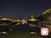 35-45岁，女人落落大方的7个微习惯

亦舒说：真正有气质的女人，从不炫耀自己拥有的一切，她只是从容自在，温柔且坚定。

很多女人觉得落落大方是天生的气质，是外表好看，或者家境物质优越才有的底气。

其实不是的，大方从容从来不是与生俱来的天赋，而是藏在了日常生活中不起眼的一些小习惯中。

你不用刻意伪装，不用勉强自己，慢慢养成这期微习惯，你也能活成从容的模样。

1、遇事不慌，先稳住自己情绪
生活难免遇到糟心事被人误解，计划落空，临时出状况，有些人容易暴躁抱怨，满脸怨气。那么大方的语言中表现沉下心，不发脾气，不乱指责，冷静下来解决问题。
情绪稳定人就是一个人最好的仪态。

2、说话放慢语速
性子急的人总是脱口而出，语言速度会比较快。可以试着刻意放慢说话速度别人讲话是耐心倾听，不随意打断温和的语气从容的姿态一下子就拉满氛围感。

3、坦然接受赞美
别人夸你好看，能干妻子啊，不用慌乱说，没有没有。大早上的数据，谢谢，真诚接纳别人的善意，懂得认可自己，不自卑不扭捏，这份自信就是最好的大方。

4、每天睡前写一件爱自己的事
每天睡前想想今天爱自己的事，可以是做个面膜或者是一顿美食。可以是学了一个新技能，拒绝了一个无理要求。
很多女人不是不会爱自己，是不会看见自己爱自己。这样多觉察欣赏，就会感受到满满的爱。

5、穿搭干净简约
女人穿搭不用追求奢侈品，也不用打扮的花枝招展，只要衣服干净整洁和尚专用清淡素养。橘子干净利落，简简单单的穿搭反而体现一个人的从容大气。

6、懂得拒绝
不好意思拒绝凡事的委曲求全，只会活得小心翼翼。
大方的女人都有底线的，不想做的事坦然拒绝，不属于自己的人请果断推开，取悦自己才是终身浪漫的开始。

7、允许自己不完美
不用事事追求完美，也不用盯着别人的生活羡慕，接纳自己的缺点与小遗憾，不和自己较劲，不与他人攀比，内心富足了，外表自然从容大方。

杨绛先生说：岁月静好，是内心的从容，灵魂的高贵。

落落大方，从来不是故作优雅，而是刻在骨子里的知心，藏在细节里的温柔。

不用追求快速蜕变，可以从微小习惯慢慢做起，日久了你会发现，当你内心舒畅从容，整个人都会自带光芒。配图
