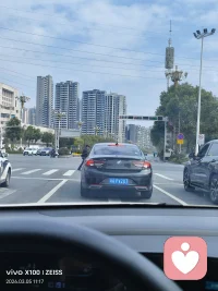 生活就像是红绿灯，永远站在选择的十字路口上。配图