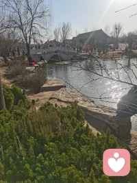 比起来幸福者退让原则，我更喜欢国王理论。
皇帝会在得到一件幸事时就大赦天下，
因为当人开始觉察到幸福时，那些恨怨就淡成了月亮，一笔勾销。
不是不恨了，也不是不怨了，所有的陈年积怨都要为我的幸福让道配图