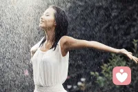 成长是既能找到躲雨的屋檐，又能拥有独自穿过大雨的勇气配图