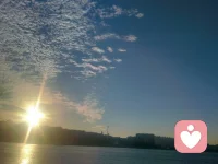 清晨的第一缕阳光，它穿过的不只是云层！还有心里！愿你眼中有光，心中有爱配图