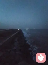听，海浪拍打着岸边的礁石的声音，随着心跳一起一伏！是不是感觉，这世间所有的烦恼都是那么微不足道呢？配图