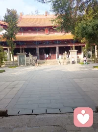 成为一名倾听者
 
走过半生烟火，见过人情冷暖，也尝过焦虑、迷茫、自我拉扯的滋味。
奔40+岁这年，我选择成为一名心理咨询师。
 
不是因为无所不能，而是因为感同身受。
懂女性在家庭与自我间的两难，懂职场里的压力与内耗，懂深夜里无人诉说的情绪，懂为人妻、为人母背后的柔软与坚强。
 
我不教你坚强，只陪你看见脆弱；
不劝你释怀，只帮你梳理情绪；
不做高高在上的指引者，只做你情绪里的同行人。
 
往后在这里，分享真实的心理感悟、关系经营、自我疗愈，也接住每一份不为人知的心事。
愿每个女性，都能被温柔以待，更能与自己和解🌿配图