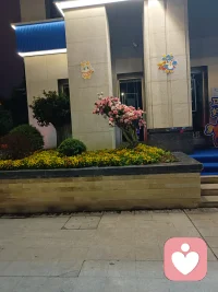 夜色温柔，灯光也变得软乎乎的。
街角的花在悄悄开，风里都是松弛的味道。
慢慢来，你也和这些花一样，会被温柔好好接住的。配图