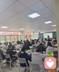做父母，大概就是一边怕孩子累，一边怕孩子废。
一边心疼你，起早贪黑太辛苦。
一边又怕你现在轻松，将来无路可走。
想让你快乐长大，无忧无虑，
不得不逼你努力一点，再努力一点。配图