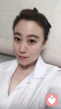 也许我偶尔还是会想，
偶尔难免会惦记着他，
就当他是个老朋友啊，
也让我心疼，让我牵挂……配图