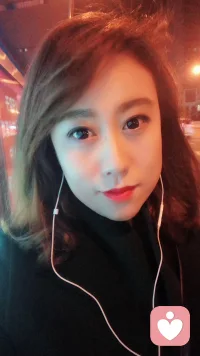 我根本不需要知道别人在背后怎么说我。我的人生如此宝贵，我喜欢的人喜欢我就够了，我没有那么多人需要去满足。名声在外，有好也有坏。 我经历那么多无人问津日子我都咬着牙挺了过来，我就告诉自己，有福之人千人恨无福之人恨千人，这世上本没有完美的人生，更没有人人满意的活法，有人羡慕你就有人诋毁你，有人靠近你就有人疏远你，不必为旁人议不必为难自己，把真心留给值得的人，不被留言左右，不被世俗束缚，安静做自己就是最好的活法！