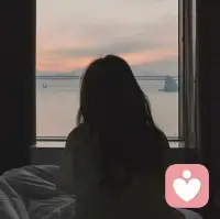 从小缺爱的人，一生都在治愈自己

从小缺爱的人，骨子里都藏着敏感与自卑。
别人稍微给一点温柔，就恨不得掏心掏肺；
别人一点点冷淡疏离，就立刻缩回自己的壳里。
 
我们习惯独来独往，不是喜欢孤独，
而是怕突如其来的热情，和猝不及防的冷落。
不敢轻易依赖谁，更不敢全身心信任谁，
因为从小到大，从来没人给过你稳定的偏爱和永远不会走的安全感。
 
你总在反思自己是不是不够好，
总在讨好别人、迁就关系，
总把别人的情绪放在第一位，唯独忘了好好心疼自己。
 
但我想告诉你：
缺爱从来不是你的错，敏感也不是缺点。
你不用逼自己变得外向开朗，不用强迫自己迎合所有人。
最先该好好爱你的人，永远是你自己。
先给自己足够的安全感，再去期待别人的爱。
你值得被好好坚定地爱着。配图