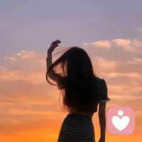 从小缺爱的人，一生都在治愈自己

从小缺爱的人，骨子里都藏着敏感与自卑。
别人稍微给一点温柔，就恨不得掏心掏肺；
别人一点点冷淡疏离，就立刻缩回自己的壳里。
 
我们习惯独来独往，不是喜欢孤独，
而是怕突如其来的热情，和猝不及防的冷落。
不敢轻易依赖谁，更不敢全身心信任谁，
因为从小到大，从来没人给过你稳定的偏爱和永远不会走的安全感。
 
你总在反思自己是不是不够好，
总在讨好别人、迁就关系，
总把别人的情绪放在第一位，唯独忘了好好心疼自己。
 
但我想告诉你：
缺爱从来不是你的错，敏感也不是缺点。
你不用逼自己变得外向开朗，不用强迫自己迎合所有人。
最先该好好爱你的人，永远是你自己。
先给自己足够的安全感，再去期待别人的爱。
你值得被好好坚定地爱着。配图