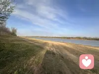 情绪没有对错，
难过不必硬扛。
允许自己脆弱，
也是一种勇敢。配图
