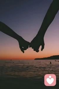 婚姻三境：从家人到爱人

2026-04-03   

婚姻是一场漫长的修行，有人将其划分为三个境界：家人、亲人、爱人。这三个阶段，层层递进，道尽了亲密关系的真谛。 初入婚姻，我们大多是“家人”。朝夕相处，共享三餐，在同一个屋檐下起居，却未必心意相通。或许是生活的琐碎磨平了浪漫，或许是各自的忙碌拉开了距离，我们成了最熟悉的室友，有着形式上的陪伴，却少了灵魂的共鸣。这种状态，是婚姻的起点，却也最易让人感到孤独。 走过磨合期，婚姻便进入“亲人”的阶段。此时，彼此不再只关注自我，而是在重要的时刻相互扶持。事业的低谷、生活的难关，对方会成为最坚实的后盾，携手共渡风雨。这种情谊，褪去了激情的热烈，多了一份责任与担当，如同血脉相连的亲人，有着割舍不断的牵挂。 而最高的境界，是成为“爱人”。这不仅是吃住同行，更是心意相通、无怨无悔的付出。无论顺境逆境，都愿为对方倾尽所有；无论岁月变迁，始终把彼此放在心尖。没有计较得失，只有满心欢喜的奔赴，没有敷衍将就，只有全心全意的珍惜。 从家人到亲人，再到爱人，是婚姻的蜕变，也是爱的升华。愿每一段婚姻，都能跨越平淡与考验，最终抵达“爱人”的圆满，在岁月里相守相依，温暖一生