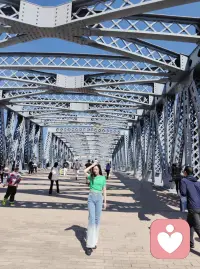 愿你拥有美好的一天，也拥有可以倾诉的人。
难过时、迷茫时、压抑时，都可以来找我，我会安静陪伴，耐心倾听。