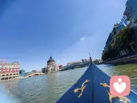 愿你拥有美好的一天，也拥有可以倾诉的人。
难过时、迷茫时、压抑时，都可以来找我，我会安静陪伴，耐心倾听。