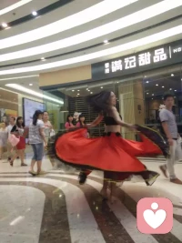 翩翩起舞时，心情也跟着轻盈自在起来。