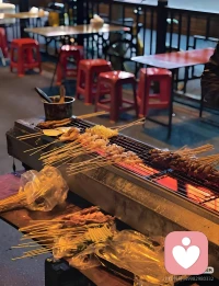 我的一个朋友，他家里条件很好。他人品也极好，但说话做事有点任性。
他喜欢健身、跑步、打篮球，自律到可怕。这一点，我一直很佩服他。
他的女人缘……也好到可怕。他又是个重感情的人，每次分手都来找我哭。
印象最深的一次，他和班上一个同学在一起了。全班都知道。然后，不知怎的被班主任知道了。
找他俩谈话，找双方家长，翻桌堂、翻书包，试图找出“证据”。他们手足无措、坐立不安，被逼着分手、被逼着不再联系、被逼着把那些纸条和礼物都扔掉。
很悲愤的是，班主任没打算放过他们。去了女方家里，把我朋友一家也拉去，誓要“彻底解决”。
后来我听他说，那天他把一切都揽了下来。
是他不要脸去追人家。
是他明明人家不乐意还非要耽误人家学习。
是他非要大张旗鼓不藏着掖着。
总之，都是他的错。
那天晚上，快十二点了，他打电话给我。我们找了个烧烤店，喝了很多酒，我也陪着喝。
他说了很多。有不舍，有无奈，有释怀，其实也有恨。
恨她什么呢？恨她的懦弱吧。恨在她的心里，他的清白没有她在父母面前的印象重要。
他告诉我，他之所以把一切揽下来，是因为她在家长面前说——“我是被他蛊惑的”。
她家里很压抑，是很典型的那种原生家庭。她爸爸会因为犯错打她。他不忍心让她为难，就把错往自己身上推。
我和他说：既然她已经做了选择，那你就顺她到底吧。从今往后，你把那些错一并带走，是她永远欠你。就当她不给你清白的代价了。来，喝酒。今日起，你的世界没有她，但她仍然欠着你。不要再恨了，好吗？
他说好。我俩碰了一杯，一饮而尽。
后来的谈话，就不是哭诉了。他开始跟我讲他们的曾经、他们的故事。仿佛那酒就是忘情水，在忘记之前，最后回味一次那些美好的回忆。
他时哭时笑。
最后他看着我，问：“X哥，我对得起自己了对吧。”
我知道，他释怀了。
没过多久，这个多情种啊，又爱上了一个人。我心里想，他又要找我哭一次了。
不过这次结局不一样。他们至今还是要好的朋友，心里可能都残存着一些留恋，但没有再越过那条线。
自那之后，他好像越来越看得开了。很久很久没有找我哭诉过了。
去年寒假，我们见了一面。他很好，保持着自律的生活，阳光向上的面貌，带着一种对未来的、毫无顾虑的自信。
我知道，那是我这辈子也无法得到的宝物。
我想守护它。
哪怕不怎么联系了，只要他找我，我一定在。