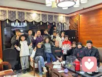 人与人之间人际关系，首先是情感关系，情感关系的好坏，第一要懂得尊重对方，理解对方，接纳对方，没有尊重就没有平等，不平等就容易产生不良情绪，不懂得理解对方，就不会换位思考，也就找不到对方需要，特别是家庭关系中，读懂对方需要，满足对方需要，家庭矛盾就少了一半；接纳对方，就是懂得认真倾听，不作评判和评价，把自己真正做一个倾听者，积极的引导对方去自我了解，认识自己，做到了接纳，才会有共情。
生活中，夫妻关系矛盾主要原因就是不尊重对方，喜欢控制爱人，一但失控矛盾就有了，加上不能充分理解对方的需要，把自己以为认为他人所需，夫妻二人即要接纳对方优点，也要接纳对方缺点，对看对方优点，少提对方缺点，男人也要俸，女人也要哄，做到这几点，夫妻情感会加深。生活中什么关系维持都一样，注意运用，一定会幸福美满。