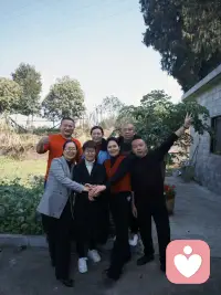 人与人之间人际关系，首先是情感关系，情感关系的好坏，第一要懂得尊重对方，理解对方，接纳对方，没有尊重就没有平等，不平等就容易产生不良情绪，不懂得理解对方，就不会换位思考，也就找不到对方需要，特别是家庭关系中，读懂对方需要，满足对方需要，家庭矛盾就少了一半；接纳对方，就是懂得认真倾听，不作评判和评价，把自己真正做一个倾听者，积极的引导对方去自我了解，认识自己，做到了接纳，才会有共情。
生活中，夫妻关系矛盾主要原因就是不尊重对方，喜欢控制爱人，一但失控矛盾就有了，加上不能充分理解对方的需要，把自己以为认为他人所需，夫妻二人即要接纳对方优点，也要接纳对方缺点，对看对方优点，少提对方缺点，男人也要俸，女人也要哄，做到这几点，夫妻情感会加深。生活中什么关系维持都一样，注意运用，一定会幸福美满。