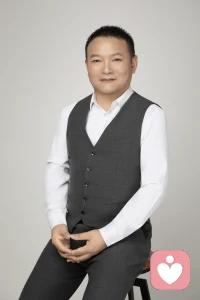 我这里有一个港湾，没有评判，没有指责，没有说教，只有一个愿意听你讲故事的人，当你把话了，让你觉察到不一样自己，原来人可以这样！我也可以做到，一个真的懂你的人，会惜字如金，一句顶万句，句句有用。来到我这里只有放松，没有压力，你的情绪无论怎样，我都会接住，然后分类，帮你整理，然后物归原主，你将会收到不一样的礼物。